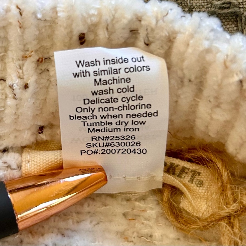 World Market Women's Oatmeal Poncho Soft Chenille Cable Knit Arm Opening OS NWT - Picture 9 of 9